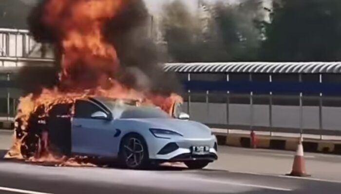 Diduga Alami Korsleting, Mobil Listrik BYD Terbakar di Tol Jakarta-Cikampek KM 70