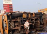 Dua Truk Terguling di Pangulah, Lalu Lintas Pantura-Cikampek Macet hingga Belasan Kilometer