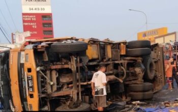 Dua Truk Terguling di Pangulah, Lalu Lintas Pantura-Cikampek Macet hingga Belasan Kilometer