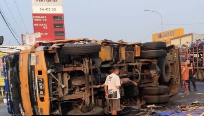 Dua Truk Terguling di Pangulah, Lalu Lintas Pantura-Cikampek Macet hingga Belasan Kilometer