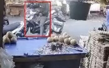 Terekam CCTV, Pria Curi Belanjaan Warga di Pasar Cikampek