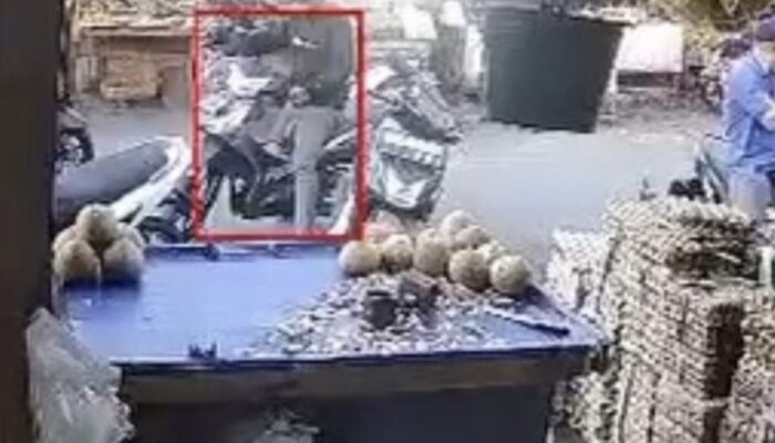 Terekam CCTV, Pria Curi Belanjaan Warga di Pasar Cikampek