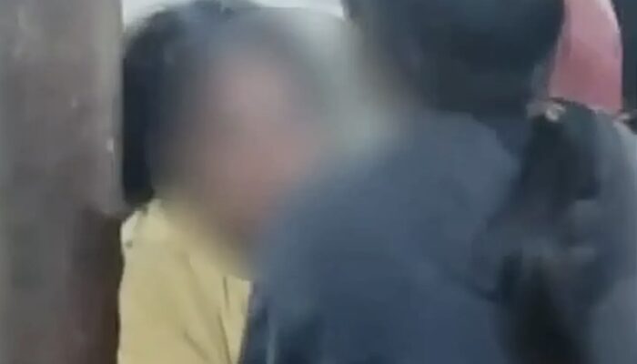 Diduga Curi Sayuran di Pasar Segiri, Seorang Wanita Diikat di Tiang Listrik