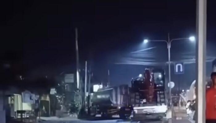 Geger! Truk Angkut Alat Berat Tabrak Truk Tangki di Pantura Cikampek