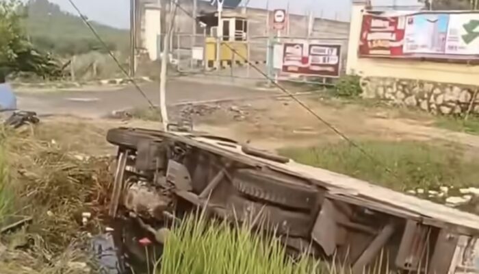Truk Box Bermuatan Velg Terperosok ke Parit di Jalan Interchange Karawang Barat