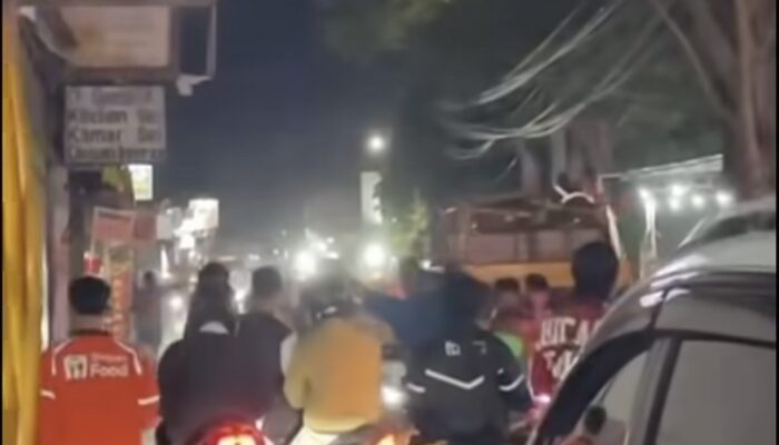 Pengaspalan Jalan dan Nobar Persib Picu Kepadatan di Sekitar Kampus Unsika