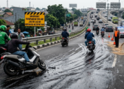 Waspada! Tumpahan Solar di Turunan Flyover Cikampek Buat Sejumlah Pengendara Terjatuh