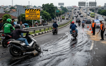 Waspada! Tumpahan Solar di Turunan Flyover Cikampek Buat Sejumlah Pengendara Terjatuh
