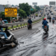 Waspada! Tumpahan Solar di Turunan Flyover Cikampek Buat Sejumlah Pengendara Terjatuh