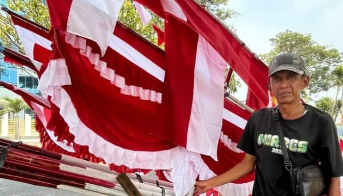 12 Tahun Jualan Bendera, Iman Kartiman Andalkan Momentum Agustusan untuk Nafkahi Keluarga