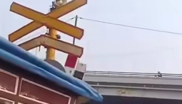Palang Perlintasan Kereta di Flyover Cikampek Patah, Diduga Tersenggol Truk Box