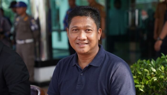 Wakil Ketua DPRD Karawang Tinjau Rumah Wartawan yang Tertimpa Pohon di Klari