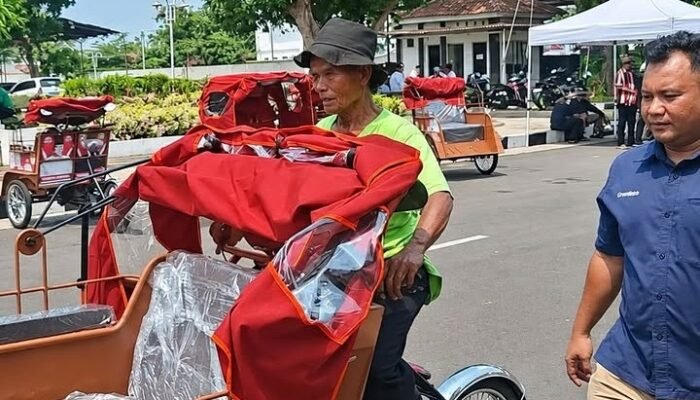 Becak Listrik Mulai Dikenalkan ke Penarik Becak Karawang, Begini Respons Mereka