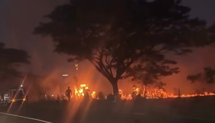 Lahan Kosong Dekat Tol Karawang Barat Terbakar, Asap Tebal Ganggu Pengendara