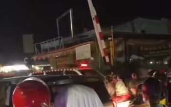 Ambulans Terjebak Macet di Perlintasan Cikampek, Warga Desak Pembangunan Underpass