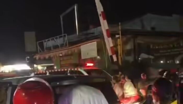 Ambulans Terjebak Macet di Perlintasan Cikampek, Warga Desak Pembangunan Underpass