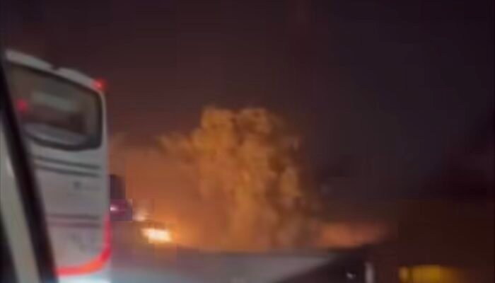 Nahas! Truk Terbakar di Exit Tol Karawang Timur Arah Cikampek