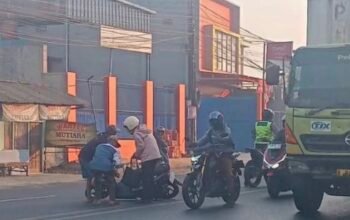 Hati-Hati! Solar Tumpah di Jalan Simpang Jomin-Pangulah, Sejumlah Pengendara Motor Terjatuh