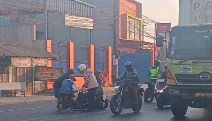 Hati-Hati! Solar Tumpah di Jalan Simpang Jomin-Pangulah, Sejumlah Pengendara Motor Terjatuh