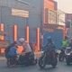 Hati-Hati! Solar Tumpah di Jalan Simpang Jomin-Pangulah, Sejumlah Pengendara Motor Terjatuh