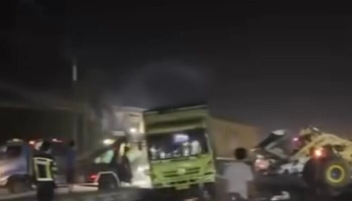 Truk Pasir Terguling, Jalan Jatisari-Patokbeusi Alami Macet Panjang