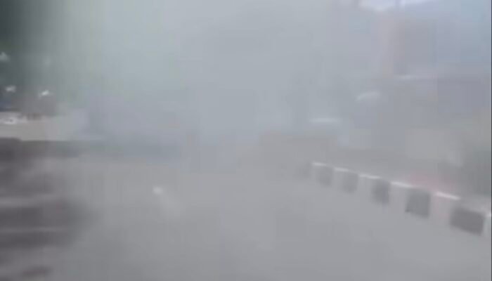 Antisipasi Abu Vulkanik, Polisi Semprot Jalanan Karawang Pakai Water Cannon