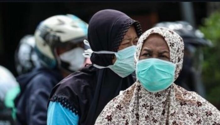 Waspada Abu Vulkanik, Warga hingga Pelajar di Cikampek Mulai Pakai Masker
