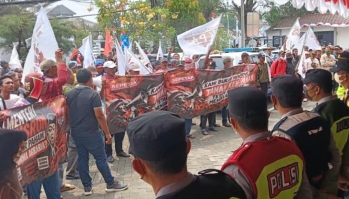 Ratusan Petani Datangi Kantor ATR/BPN Karawang, Desak RUU Reforma Agraria Disahkan