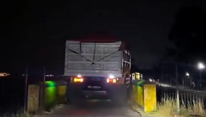 Paksa Melintas di Jembatan Situ Kamojing, Dump Truck Rusak Pagar Pembatas