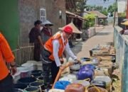 Lima Bulan Dilanda Kekeringan, Warga Cibeureum Karawang Rela Ambil Air ke Tengah Sawah