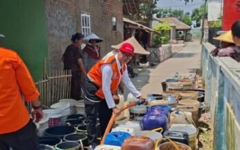 Lima Bulan Dilanda Kekeringan, Warga Cibeureum Karawang Rela Ambil Air ke Tengah Sawah