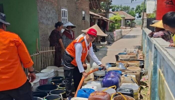 Lima Bulan Dilanda Kekeringan, Warga Cibeureum Karawang Rela Ambil Air ke Tengah Sawah