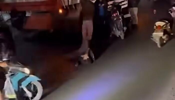 Nahas! Pengendara Motor Terlindas Truk di Pancawati, Lalu Lintas Karawang-Cikampek Macet Total