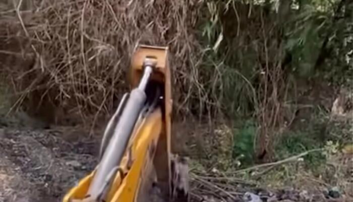 Usai Dikeluhkan Warga, Sampah Liar di Pucung Karawang Langsung Diangkut