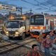 Truk Mogok di Perlintasan KA Ampera, Penumpang KRL Berhamburan Keluar