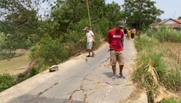 Jalan Utama Warga Dusun Mujiah Terancam Ambles, Pemkab Karawang Diminta Segera Bertindak