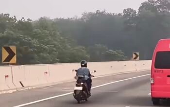 Nekat! Pemotor Pelat Z Melaju Kencang di Tol Cipularang Arah Bandung
