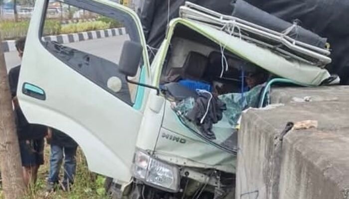 Truk Keluar Jalur di Interchange Karawang Barat, Ini Penyebabnya