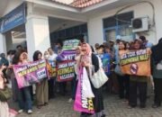 Tabungan Rp5 Miliar Macet 6 Bulan, Nasabah LKM Karawang Tuntut Kepastian