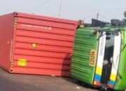 Truk Kontainer Terguling di Simpang Jomin, Begini Kondisinya