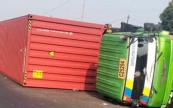 Truk Kontainer Terguling di Simpang Jomin, Begini Kondisinya
