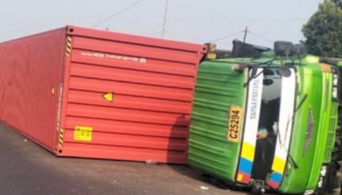 Truk Kontainer Terguling di Simpang Jomin, Begini Kondisinya