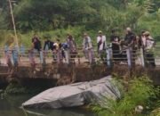 Geger! Mobil dan Motor Terjun ke Sungai di Ciampel Karawang
