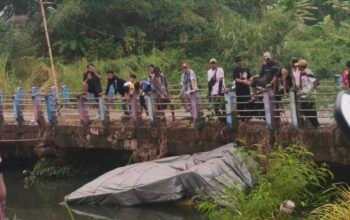 Geger! Mobil dan Motor Terjun ke Sungai di Ciampel Karawang