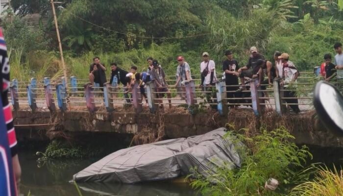 Geger! Mobil dan Motor Terjun ke Sungai di Ciampel Karawang