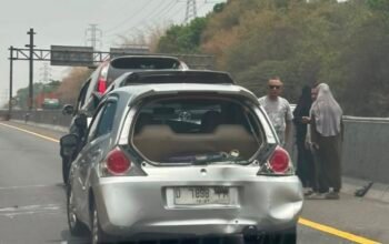 Geger! Tabrakan Beruntun Libatkan 3 Mobil di KM 49 Arah Cikampek