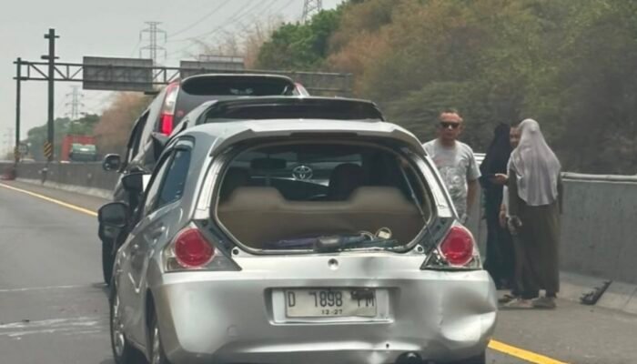 Geger! Tabrakan Beruntun Libatkan 3 Mobil di KM 49 Arah Cikampek