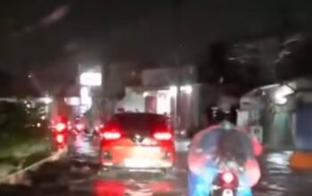 Hujan Picu Luapan Air di Underpass Gorowong Karawang, Pengendara Harap Waspada
