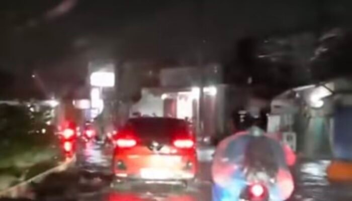 Hujan Picu Luapan Air di Underpass Gorowong Karawang, Pengendara Harap Waspada