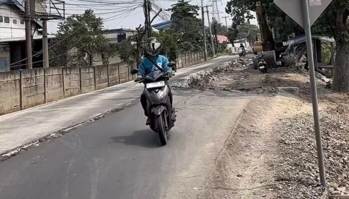 Jalan Raya Curug-Kosambi Diperbaiki, Pengendara Diminta Waspada